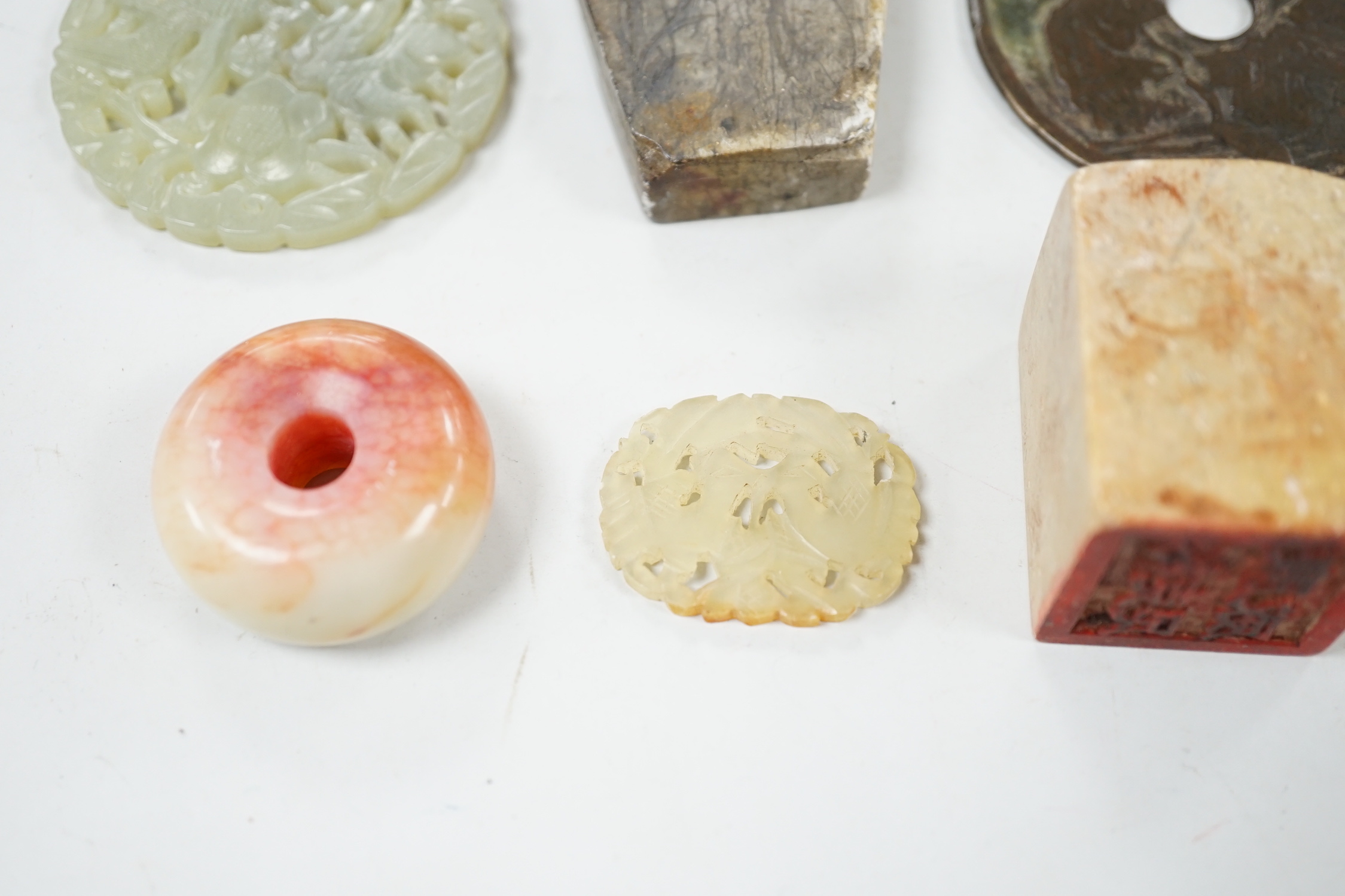 A collection of Chinese, jade and hardstone items in an Imari stone dish